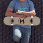 Skate Monograma preto mínimo<br><div class="desc">Um design de monograma minimalista com emblema de monograma preto com tipografia clássica de blocos,  inicial sobre um simples fundo bege.</div>