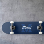 Skate Monograma Vintage Calliografia Marinho Blue Skateb<br><div class="desc">Monograma dourado combinado com caligrafia vintage.</div>