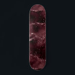 Skate Moody Agate | Vinho Bordéus Sangria Merlot Maroon<br><div class="desc">O grunge dos anos 90 inspirou uma pedra agata escura e sofisticada, marmoreada, de cor aquática, num tom profundo de joia, com folha metálica falsa e veias brilhantes, numa rica e dramática espiral de fluidos abstrato e veias brilhantes. Da coleção "Até a Morte nos Pede", este magnífico gradiente feminino pintado...</div>