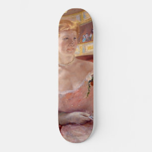 Skate Mulher Americana com Colar Pérola e Vestido Rosa