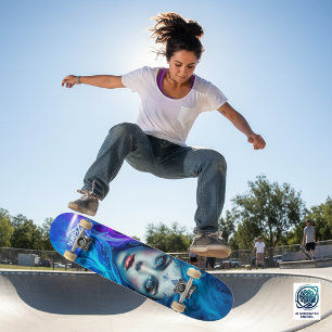 Skate Mulher misteriosa emergindo de chamas azuis e roxa