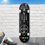 Skate NA MODA preto de controle remoto de TV Legal<br><div class="desc">Traga o mundo do entretenimento ao ar livre com este legal skate temático de controle remoto. Feito para se parecer com um controle remoto típico da TV,  o design inclui botões,  setas,  números e símbolos.</div>