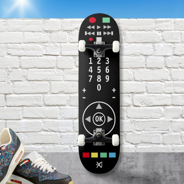 Skate NA MODA preto de controle remoto de TV Legal (A cool skateboard in the style of a TV remote control)