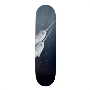 Skate Narwhals bonito que nada junto debaixo d'água