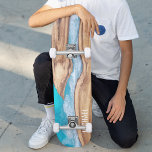 Skate Natureza Da Madeira E Da Água Nome Personalizado<br><div class="desc">Natureza da Madeira e Água Nome Personalizado Nome Personalizado Quadro de skate apresenta o seu nome personalizado em fundo de madeira e água. Personalize editando o texto na caixa de texto fornecida. Dê um presente personalizado, skate personalizado ao seu skate favorito para o Natal, aniversário ou seu melhor amigo. Elaborado...</div>