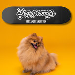 Skate Negra Mínima Negra Branca e Negra<br><div class="desc">Mostre seu amor pelo aliciamento de cães e cultura de skates com este baralho preto personalizado com um design de tipografia ousado de "Cachorro" em um roteiro branco atraente para os olhos. Perfeito para marinheiros profissionais de estimação, amantes de cachorros, ou qualquer pessoa que esteja procurando um conselho único e...</div>
