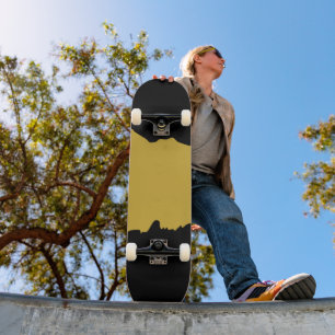 Skate Negro Atrevido con Dorado Metálico Estilo Único
