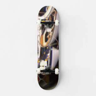 Skate Névoa cerca quatro barcos atracados.