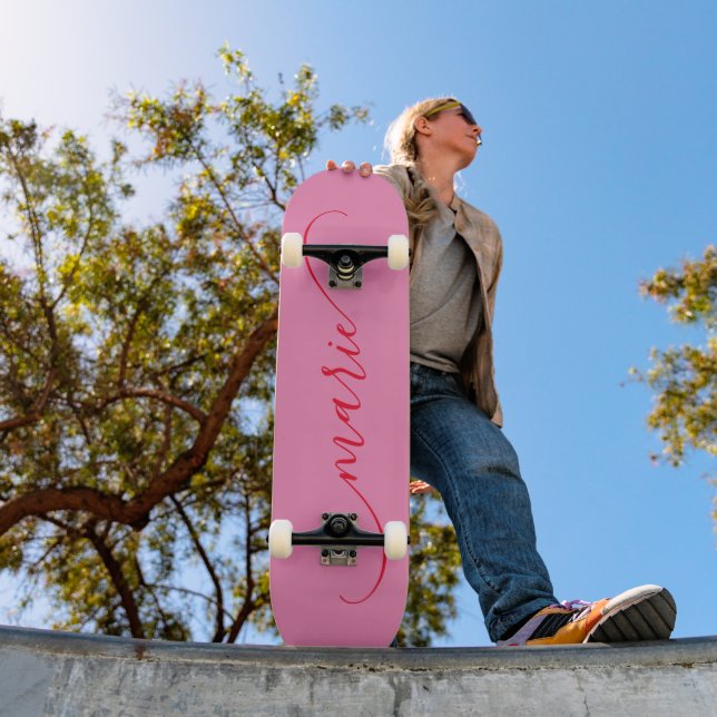 Skate Nome com Assinatura Curva e Swash Clássico Rosa e  (Ao ar livre 1)
