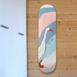 Skate Nome das Crianças do Pato Pato Branco Cor-de-Rosa<br><div class="desc">Prendendo-se na parede do quarto ou deslizando pelo bairro,  este bonitinho skate branco de pata-pata,  com um fundo de ondas coloridas,  faz uma gentil declaração em rosa e azul suaves. Personalize-o para torná-lo único seu!</div>