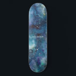 Skate Nome das Estrelas Espaciais da Galáxia Azul<br><div class="desc">Blue Watercolor Galaxy Stars O skate espacial está fora deste mundo com um efeito de aquarela azul,  roxo,  lacrimejante e preto,  além do seu nome.</div>
