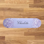 Skate Nome de lavanda violeta elegante<br><div class="desc">Um fundo colorido violeta e lavanda. Personalize e adicione seu nome. Decorado com confete. O nome é escrito com um moderno estilo escrito à mão.</div>