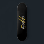 Skate Nome de Script Dourado do Monograma Preto Moderno<br><div class="desc">Um elegante monograma e ouro branco em um skate preto rico para sua diversão ao ar livre. Na moda,  e moderno.</div>