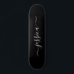 Skate Nome do script branco preto Elegante<br><div class="desc">Quadro de skate moderno,  feminino,  com um design de fundo preto e um elegante guião alfanumérico manual. Personalize com seu nome.</div>
