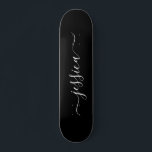 Skate Nome do script branco preto Elegante<br><div class="desc">Quadro de skate moderno,  feminino,  com um design de fundo preto e um elegante guião alfanumérico manual. Personalize com seu nome.</div>