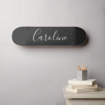 Skate Nome Personalizado da Caligrafia Chic Preto e Bran<br><div class="desc">Nome da tipografia de script minimalista no skate preto e branco</div>