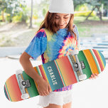 Skate Nome Personalizado de Stripes Tribais Coloridas<br><div class="desc">Tribal Stripes Personalizadas Nome Personalizado Colorido Apresenta o seu nome personalizado na tipografia moderna num fundo listrado colorido em verde, laranja, vermelho e branco. Personalize editando o texto na caixa de texto fornecida. Dê um presente personalizado, skate personalizado ao seu skate favorito para o Natal, aniversário ou seu melhor amigo....</div>