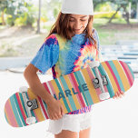 Skate Nome Personalizado de Strips Modernos Coloridos<br><div class="desc">Colorida Modern Stripes Personalizado Nome Personalizado Apresenta o seu nome personalizado na tipografia moderna num fundo listrado colorido em rosa, azul, laranja e branco. Personalize editando o texto na caixa de texto fornecida. Dê um presente personalizado, skate personalizado ao seu skate favorito para o Natal, aniversário ou seu melhor amigo....</div>