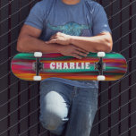 Skate Nome Personalizado de Strips Modernos Coloridos do<br><div class="desc">Abstrato moderno colorido Stripes Personalizado Nome do skate apresenta o seu nome personalizado em tipografia moderna num fundo listrado colorido. Personalize editando o texto na caixa de texto fornecida. Dê um presente personalizado, skate personalizado ao seu skate favorito para o Natal, aniversário ou seu melhor amigo. Elaborado por ©Evco Studio...</div>