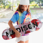 Skate Nome Personalizado do Abstrato de Branco Vermelho<br><div class="desc">Abstrato Vermelho Moderno Nome Personalizado Personalizado do Nome Personalizado do Skateboard apresenta seu nome personalizado em tipografia moderna em um fundo abstrato vermelho e branco. Personalize editando o texto na caixa de texto fornecida. Dê um presente personalizado, skate personalizado para seu skate favorito no Natal, aniversário ou BFF. Desenvolvido por...</div>