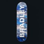 Skate Nome Personalizado do Abstrato Moderno Azul<br><div class="desc">Blue Modern Abstrato Personalizado Name Skateboard apresenta seu nome personalizado na tipografia moderna em um fundo azul-abstrato e cinza. Personalize editando o texto na caixa de texto fornecida. Dê um presente personalizado, skate personalizado ao seu skate favorito para o Natal, aniversário ou seu melhor amigo. Elaborado por ©Evco Studio www.zazzle.com/store/evcostudio...</div>