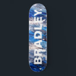 Skate Nome Personalizado do Abstrato Moderno Azul<br><div class="desc">Blue Modern Abstrato Personalizado Name Skateboard apresenta seu nome personalizado na tipografia moderna em um fundo azul-abstrato e cinza. Personalize editando o texto na caixa de texto fornecida. Dê um presente personalizado, skate personalizado ao seu skate favorito para o Natal, aniversário ou seu melhor amigo. Elaborado por ©Evco Studio www.zazzle.com/store/evcostudio...</div>