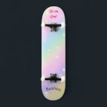 Skate Nome Personalizado do Rainbow Girly<br><div class="desc">skate do Rainbow com nome personalizado e legenda Rainbow Personalizado skateboard CLIQUE em PERSONALIZAR MODELO OPTION E ENTER o NOME. você também pode personalizar outra legenda. Legal skate projetado com cores vivas e para o fundo e um unicórnio funky andando de skate. Este skate faz uma ideia de presente de...</div>