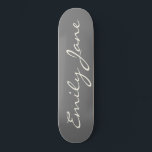 Skate Nome Personalizado do Script Manuscrito de Cinza E<br><div class="desc">Este skate personalizado apresenta seu nome em lindas letras escritas à mão em um fundo de cinza de carvão. ideia de presente de excelente.</div>