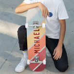 Skate Nome Personalizado - Legal Retroativo - Faixa Suns<br><div class="desc">Nome personalizado Legal Retro Sunset Stripes O skate apresenta o seu nome personalizado em uma faixa de luz retrógrada, laranja, amarela e azul sobre fundo de madeira. Personalize editando o texto na caixa de texto fornecida. Dê um presente personalizado, skate personalizado para seu skate favorito no Natal, aniversário ou BFF....</div>