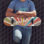 Skate Nome Personalizado Moderno do Retro Diversão Vinta<br><div class="desc">O skate Vintage Sunburst, moderno nome personalizado, é um clássico retorno aos skates dos anos 70 e 80, com um toque moderno. Este skate apresenta um vibrante design de explosão solar no convés, com cores ousadas que virão as cabeças enquanto você cruza pela rua. O skateboard também apresenta um design...</div>