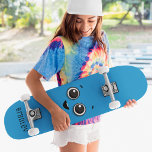 Skate Nome Personalizado Personalizado de Cartoon Feliz<br><div class="desc">O Quadro de skate de Cartoon Feliz, Personalizado Nome Personalizado, apresenta seu nome personalizado em tipografia moderna, em um simples fundo azul, com um bonito desenho animado. Personalize editando o texto na caixa de texto fornecida. Dê um presente personalizado, skate personalizado ao seu skate favorito para o Natal, aniversário ou...</div>