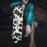 Skate Nome Preto e Branco da Impressão em Vaca<br><div class="desc">A vaca negra e branca esconde o skate de impressão animal com texto de nome. Design de unisex para homens e mulheres. Adequado para crianças e adultos. Excelente para temas de fazenda de cowboy/cowboy country.</div>
