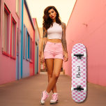 Skate Nome Verificado da Girly Girly Girly do Quadro de<br><div class="desc">Estilo de rolagem com nosso Quadro de Controle Personalizado Rosa Girly Retro Checkered Skateboard! Projetado com um padrão de tabuleiro cor-de-rosa e branco que chama a atenção, este skate traz uma combinação única de encanto retrô e design moderno às suas sessões de skate. Personalize este skate feminino com o seu...</div>