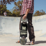 Skate Número do Ano do Monograma Preto Vintage<br><div class="desc">Vintage Black Monograma Year Number skateboard. O skate vem com um monograma e número de um ano e é perfeito como presente. As ondas de abstrato estão em cada lado do skate.</div>