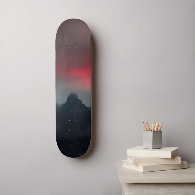 Skate Nuvens ardentes, neblina e montanhas (Arte de parede)