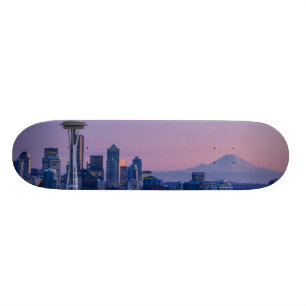 Skate O Monte Rainier no fundo