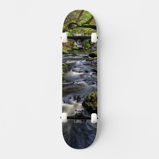 Skate O riacho flui pela floresta (Frente)