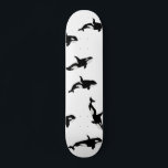 Skate Orca Whale Pod, Oceano Branco<br><div class="desc">Pod baleical de belas baleias orca para cada amante de baleias. Baleias assassinas de orca fazem decor em casa, presente. Tabuleiro personalizado legal preto e branco com o tema da orca.</div>