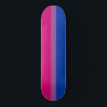 Skate Orgulho Bissexual (Bandeira Bi)<br><div class="desc">Esta design apresenta a bandeira do orgulho bissexual, que foi projetada pela primeira vez por Michael Page em 1998. Pretendia-se dar à comunidade bissexual o seu próprio símbolo comparável à bandeira orgulho gay. Na bandeira, o rosa é para a mesma atração de gênero, o azul é para diferentes atrações de...</div>