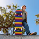 Skate Orgulho LGBT do Arco-Íris<br><div class="desc">Vermelho, laranja, amarelo, verde, azul, índigo, violeta: as cores do arco-íris são apresentadas em faixas verticais nesse design. A sequência festiva do arco-íris se repete através da design do Orgulho LGBT. Imagem criada digitalmente. Copyright © Claire E. Skinner, Todos os direitos reservados.</div>