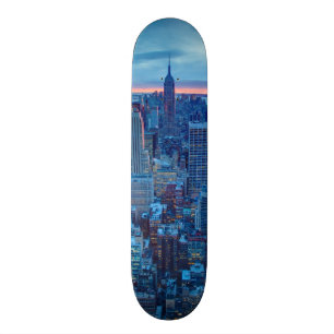 Skate Os arranha-céus de Manhattan são iluminados