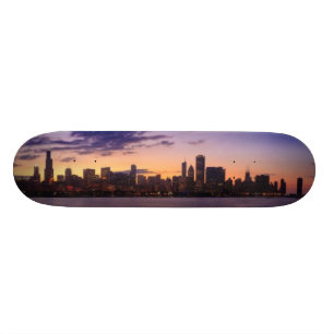 Skate Os grupos do sol sobre a skyline de Chicago