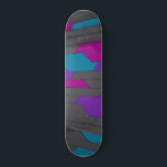 Skate Padrão Abstrato Geométrico de Na moda<br><div class="desc">Esta design moderna apresenta um padrão geométrico em cinza,  cor-de-rosa e roxo #cinza #rosa #roxo #teal #girly #geometrical #abstrato #persongifts #custom #christmas #feriados #feriados #holidaygifts #masculine #feminine #girine #na moda #trendage #sport #ao ar livre #skate #skater #skateboard #skateboards #skateboard #skate #divertido #legal #personalizado #natristmas #aniversário #giftsforhim #giftsforhim #giftsforhim</div>