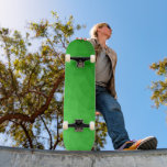 Skate Padrão brilhante de malha geométrica verde-claro<br><div class="desc">O padrão geométrico brilhante do gradiente verde claro da malha geométrica triângulos brilhantes ombre. Malha geométrica do triângulo com gradiente verde-claro verde-claro. padrão, ombre, malha, triângulos, geometria, gradiente, legal, triângulo, verde</div>