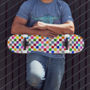 Skate Padrão Colorido de Xadrez em Branco