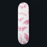 Skate Padrão de Aquarela das Borboletas Brancas Rosa<br><div class="desc">Esta design de arte e moderna mostra borboletas brancas desenhadas à mão cheias de tinta de cor rosa-d'água de bagas pintada à mão sobre um simples fundo branco. É bonito, bonito, artístico, feminino e original. Estilize com esta design pintada à mão, desenhada à mão, feita pela artista de La Femme,...</div>