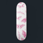 Skate Padrão de Aquarela das Borboletas Brancas Rosa<br><div class="desc">Esta design de arte e moderna mostra borboletas brancas desenhadas à mão cheias de tinta de cor rosa-d'água de bagas pintada à mão sobre um simples fundo branco. É bonito, bonito, artístico, feminino e original. Estilize com esta design pintada à mão, desenhada à mão, feita pela artista de La Femme,...</div>
