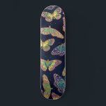Skate Padrão de Aquarela das Borboletas Douradas do mari<br><div class="desc">Esta arte e o padrão moderno são perfeitos para a na moda e a moda. Ele apresenta um padrão de borboleta azul pintado manualmente, verde neon, amarelo, verde-lacre e branco roxo com traços de brilho dourado cintilante impresso em cima de um fundo azul-marinho escuro. É elegante, bonito, chique, artística e...</div>