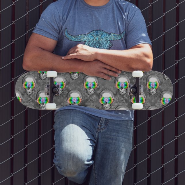 Skate Padrão de Caveira em Tons de Cinza Acento de Neon  (Ao ar livre 3)