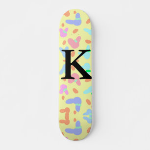 Skate Padrão de coelhinhos coloridos de fundo amarelo ad